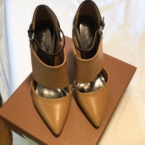 Coach “Heart” leather heels size 8 natural/black